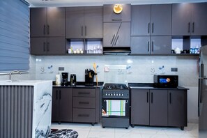 Private kitchen - Exclusive Luxe 2-Bedroom, 2-Bath Private Apartment w/@ BBB Nation Oasis – Kigali (Kigali)