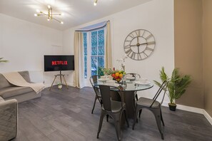 Living area - Station Side Sanctuary - 2BR Central Brighton Stay (Brighton and Hove)