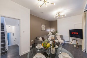 Interior - Station Side Sanctuary - 2BR Central Brighton Stay (Brighton and Hove)