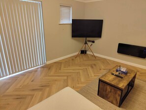 Apartment, 2 Bedrooms, Accessible, Smoking | Living room