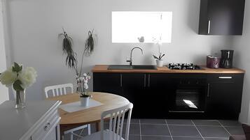 Een koelkast, een microgolfoven, een oven, een kookplaat