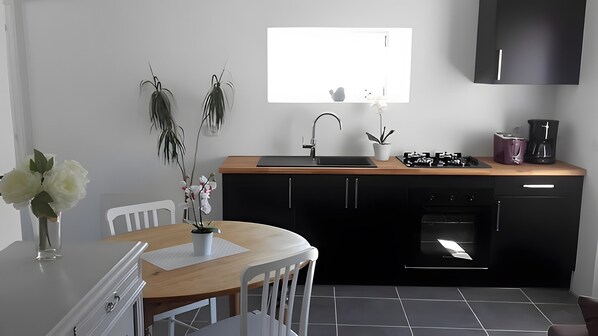 Refrigerador, microondas, horno, placa de cocina