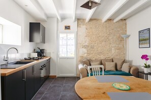 Fridge, microwave, oven, stovetop - Charming Gîte "Les Jardins d'Harmonie" for 2 Guests in Bourgneuf – Charente-Maritime (Bourgneuf)