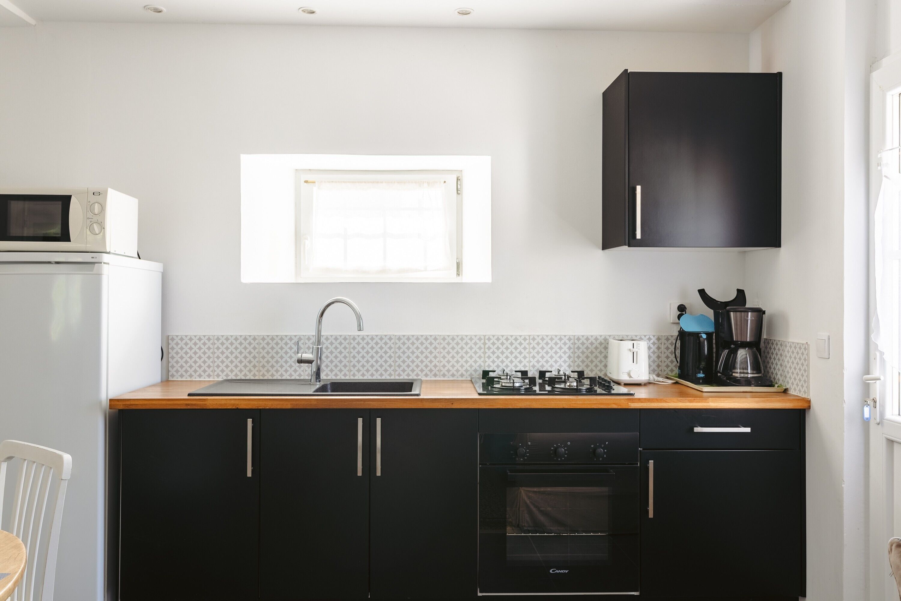 Frigorífico, microondas, horno y placa de cocina