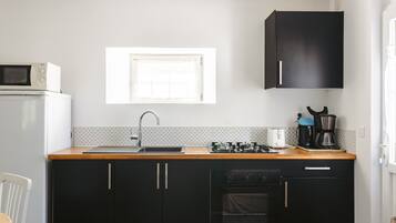 Frigorífico, microondas, horno y placa de cocina