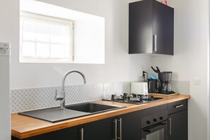Frigorifero, microonde, forno, piano cottura