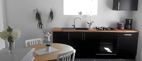 冷蔵庫、電子レンジ、オーブン、コンロ