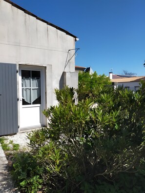 Exterior detail - Charming Gîte "La Maison d'Harmonie" for 2 Guests in Bourgneuf, Charente-Maritime (Bourgneuf)