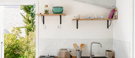 Réfrigérateur, four à micro-ondes, un four, surface de cuisson