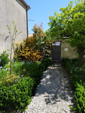 Property grounds - Charming Gîte "La Maison d'Harmonie" for 2 Guests in Bourgneuf, Charente-Maritime (Bourgneuf)