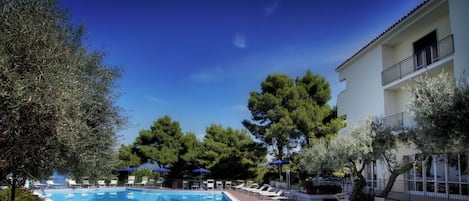 Una piscina al aire libre de temporada