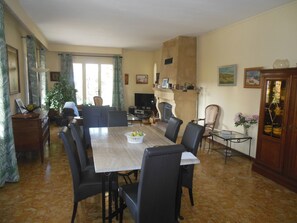Dining - House in Céreste in the heart of the Luberon Regional Park. (Céreste-en-Luberon)