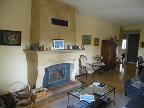 TV, fireplace - House in Céreste in the heart of the Luberon Regional Park. (Céreste-en-Luberon)