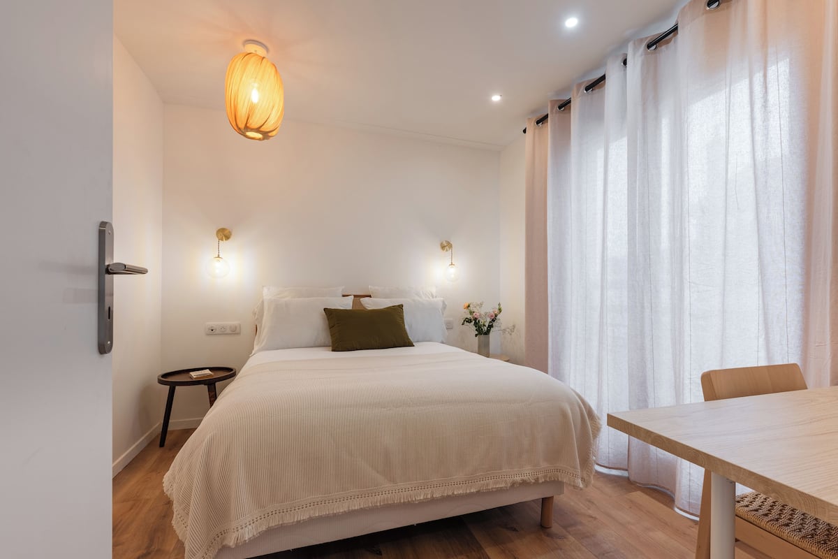 Premium bedding, laptop workspace, free WiFi, bed sheets