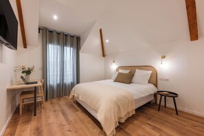 Ropa de cama de alta calidad y espacio para trabajar con un portátil