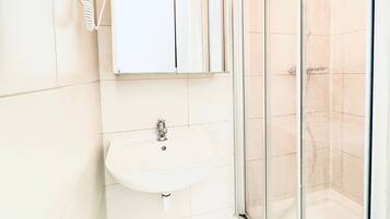 Apartament bàsic | Bany | Dutxa, articles de tocador gratuïts, assecador de cabells i tovalloles