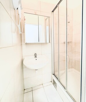 Basic Apartment | Bathroom | Shower, free toiletries, hair dryer, towels