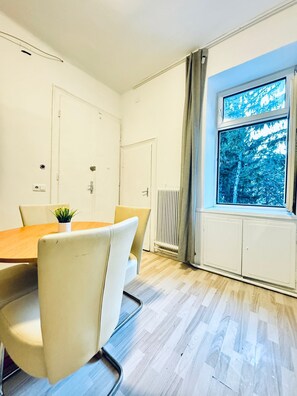 Căn hộ cơ bản | Bếp riêng | Tủ lạnh, lò nướng, bếp nấu, dụng cụ nấu nướng/bát dĩa/dao nĩa 