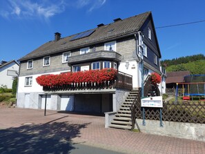 A two-story building with a balcony, a staircase, and a signboard. - Apartment 'Zum Tannenwirt' with Balcony and Wi-Fi (Medebach)