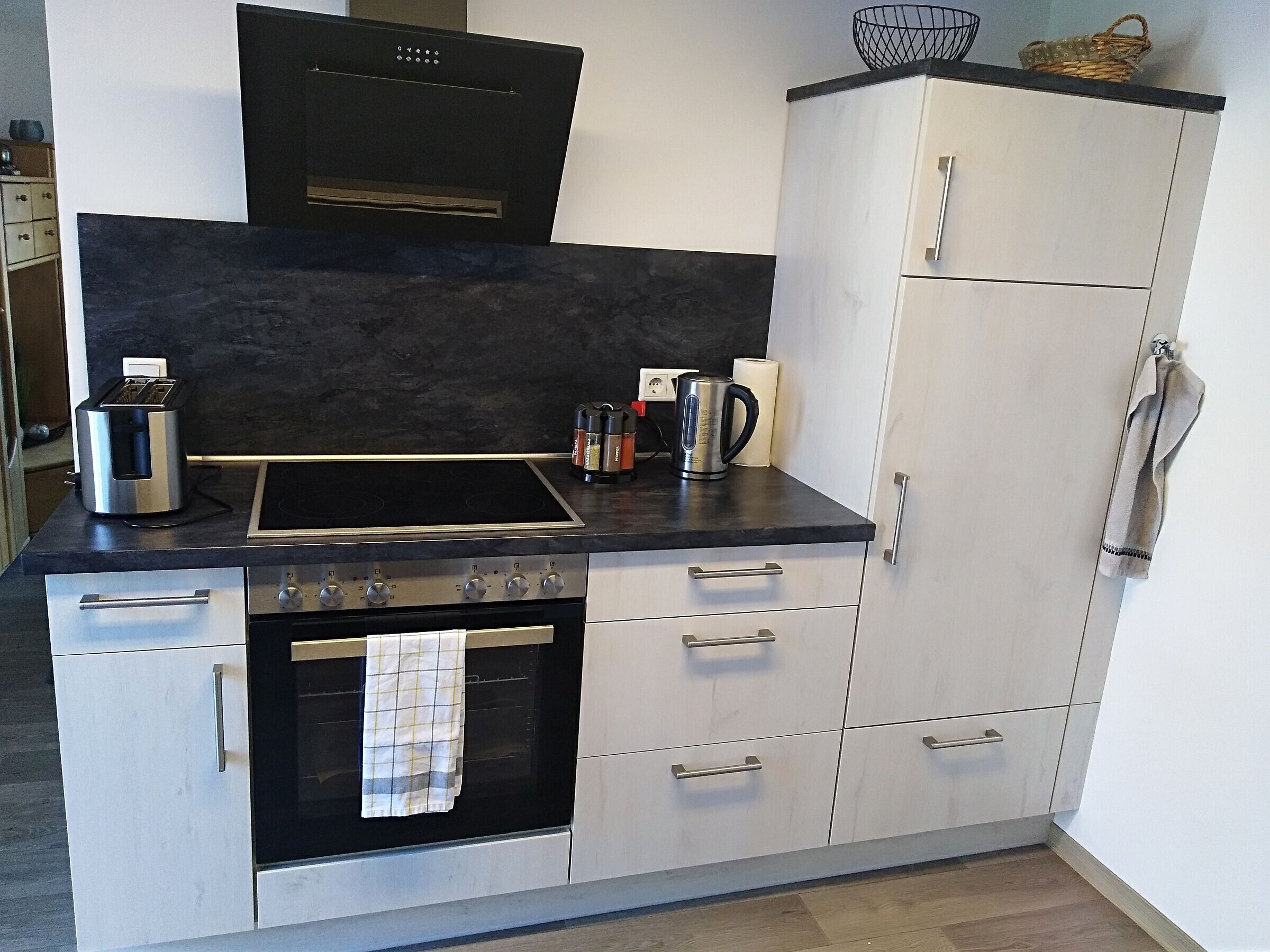 Een koelkast, een magnetron, een oven, een kookplaat