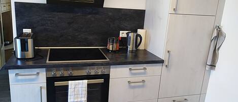 Een koelkast, een microgolfoven, een oven, een kookplaat