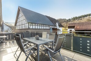 Outdoor dining - Apartment 'Zum Tannenwirt' with Balcony and Wi-Fi (Medebach)