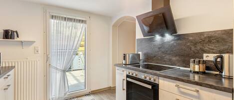 Een koelkast, een magnetron, een oven, een kookplaat