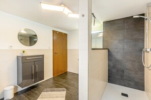 Shower, free toiletries, hair dryer, towels - Apartment 'Zum Tannenwirt' with Balcony and Wi-Fi (Medebach)