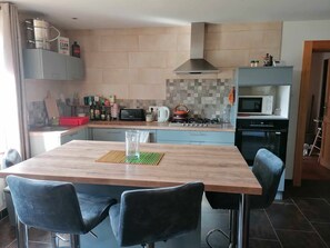 Fridge, microwave, oven, stovetop - Le 115 Retour aux Sources (hadol)