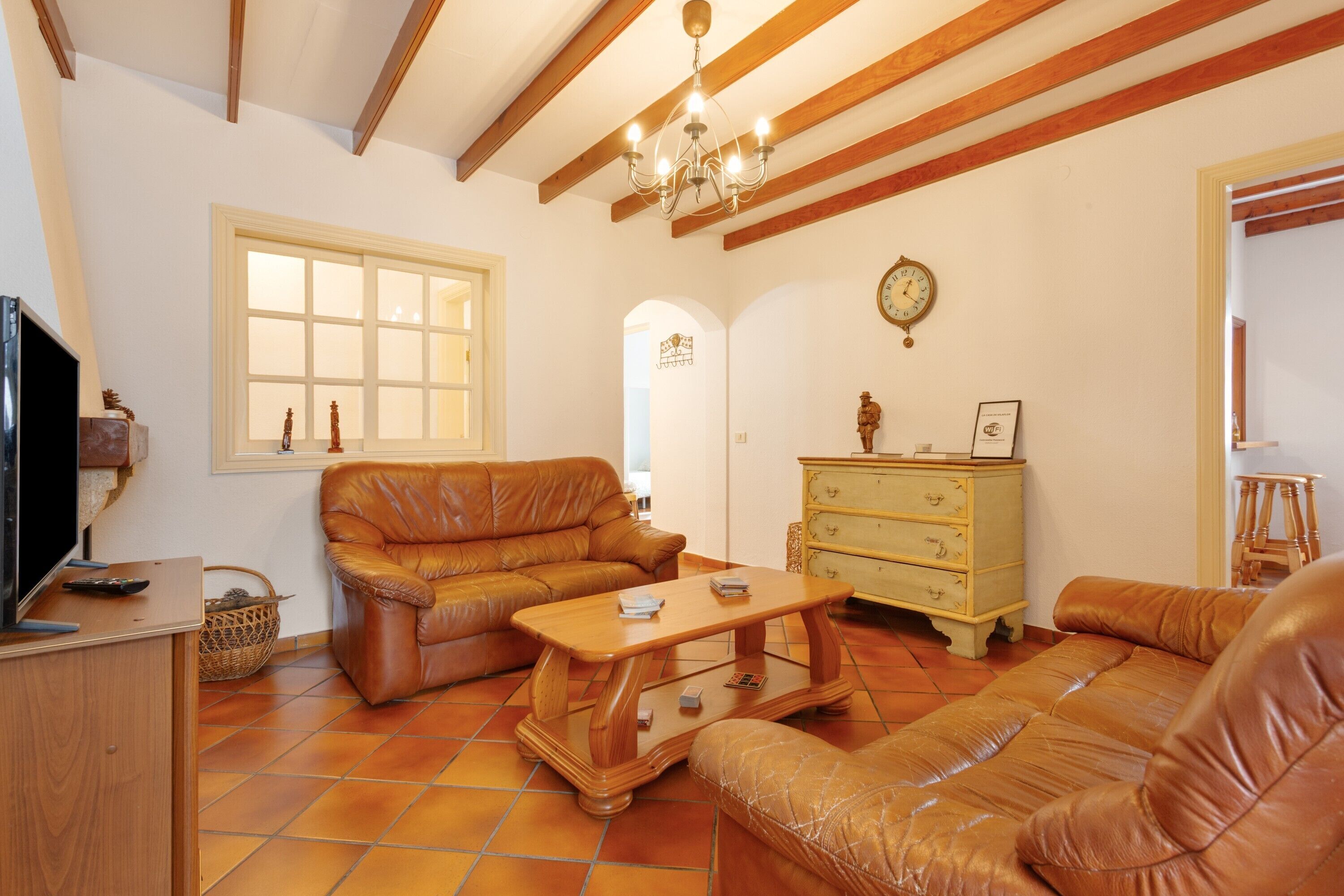 Een televisie en een open haard