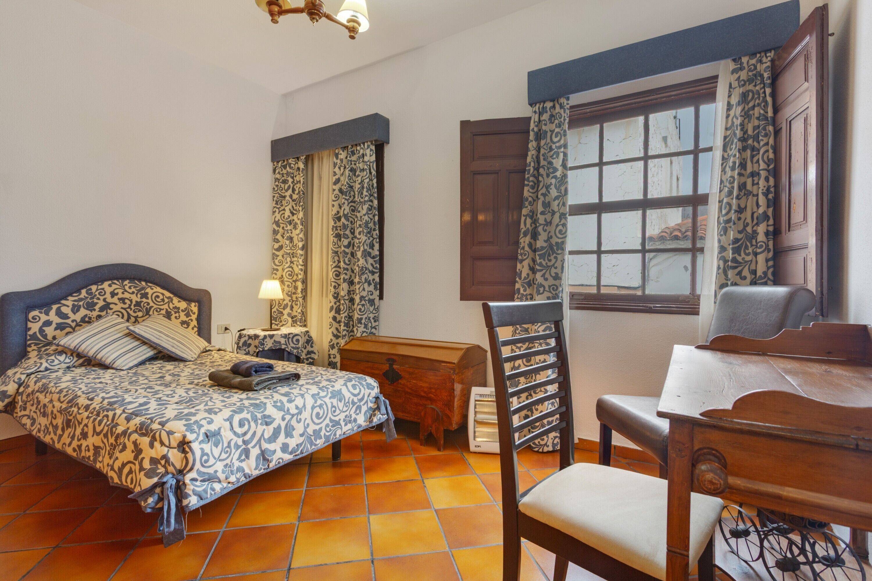 Een strijkplank/strijkijzer, wifi, beddengoed