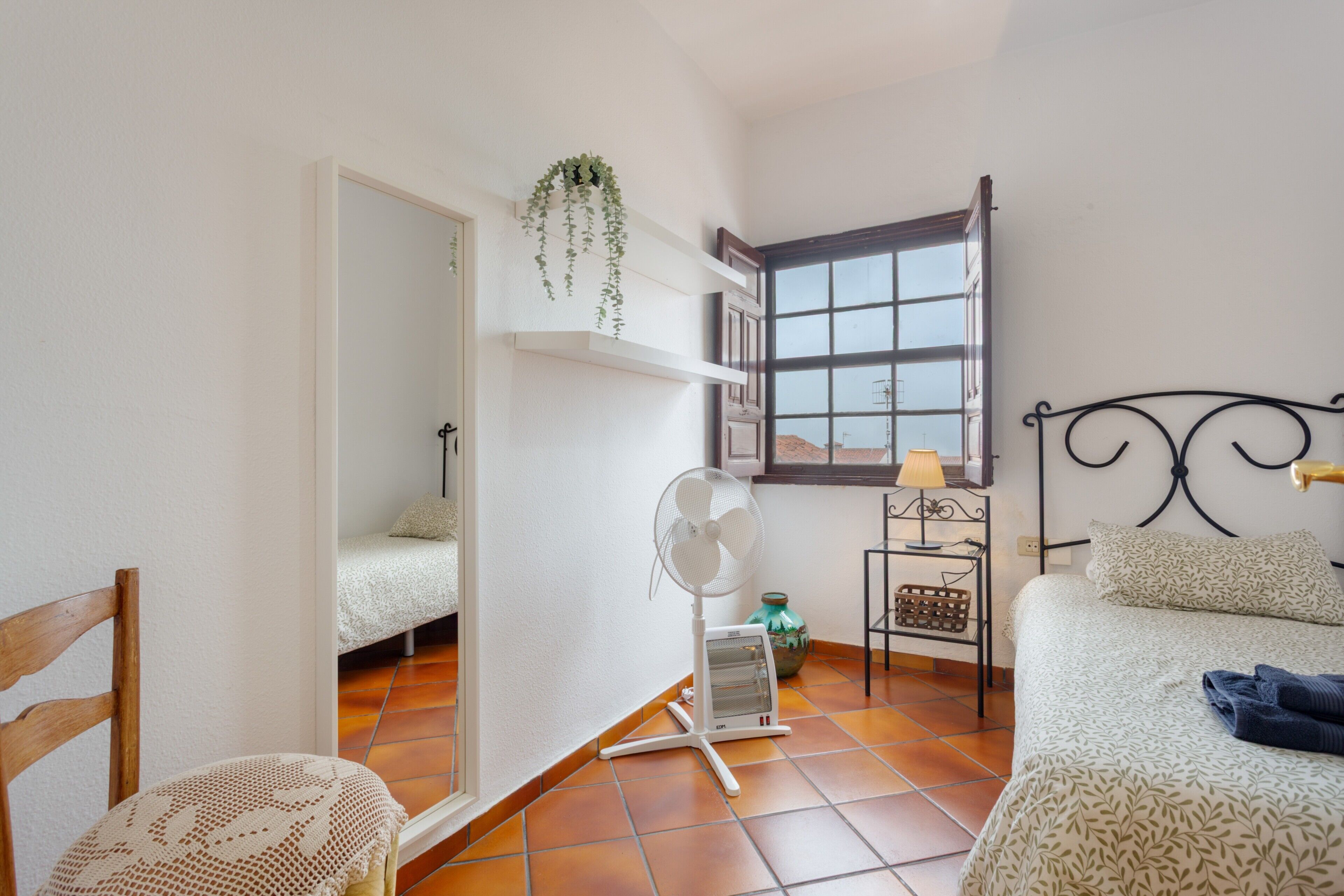 Iron/ironing board, WiFi, bed sheets