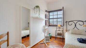 Iron/ironing board, WiFi, bed sheets