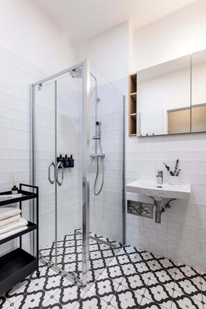 Shower, hair dryer, shampoo - TurnKey | Florenc Apartment with Terrace II (Praha 8)