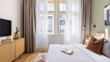 Iron/ironing board, travel crib, WiFi, bed sheets