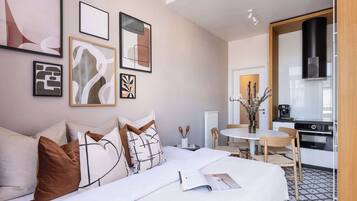 Een strijkplank/strijkijzer, wifi, beddengoed