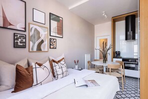 Een strijkplank/strijkijzer, wifi, beddengoed