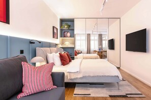 مكواة/لوح كي وسرير سفر وواي فاي وملاءات أسرّة