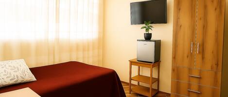 Een strijkplank/strijkijzer, beddengoed