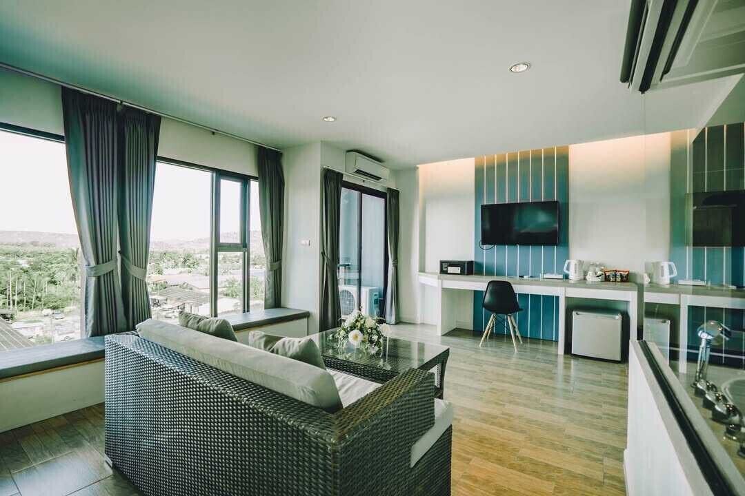 Deluxe Suite | In-room safe, desk, free WiFi, bed sheets