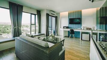 Deluxe Suite | In-room safe, desk, free WiFi, bed sheets