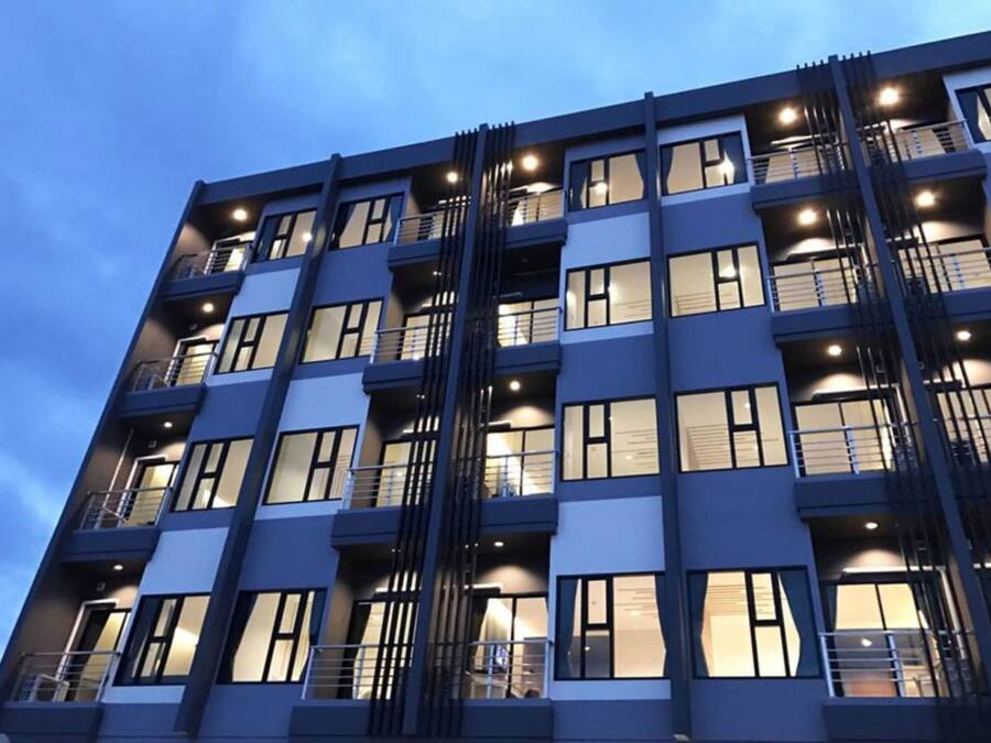 Een meerhoog gebouw met balkons en ramen.