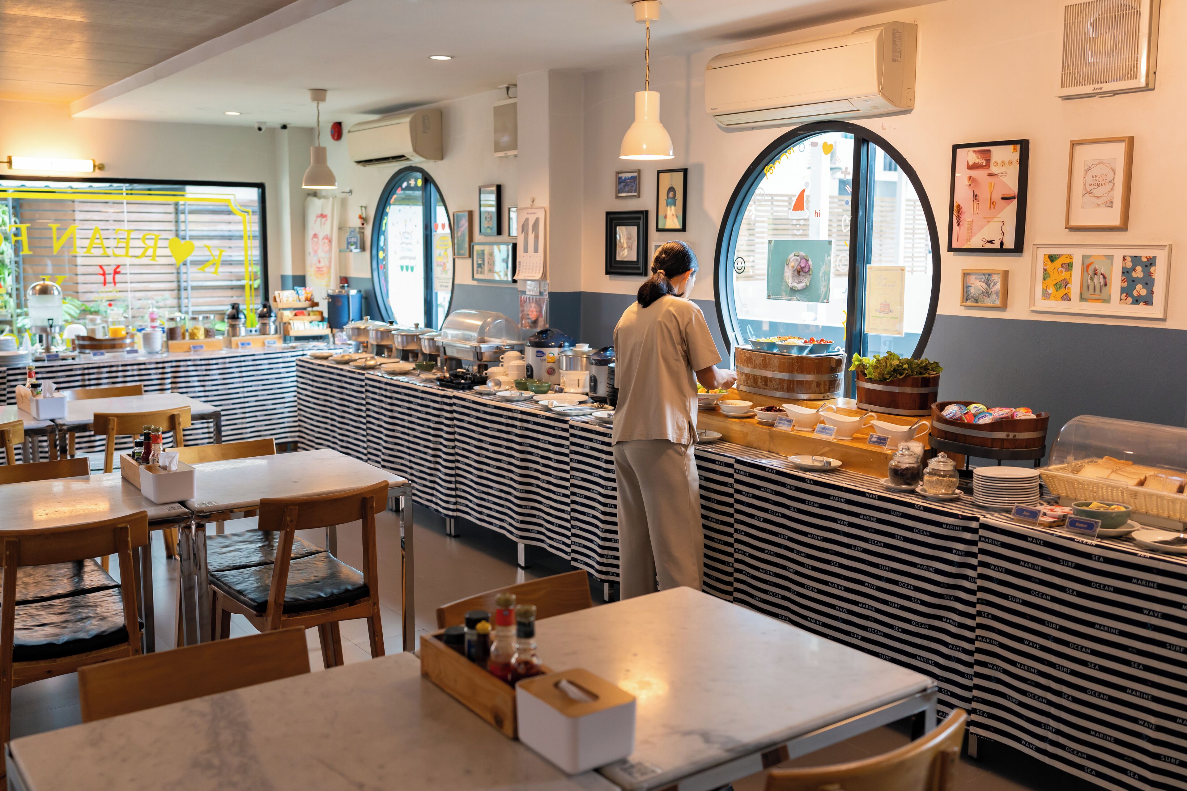Se ofrece un desayuno bufé todos los días (por un coste adicional)
