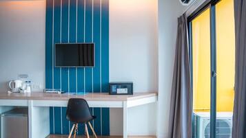 In-room safe, desk, free WiFi