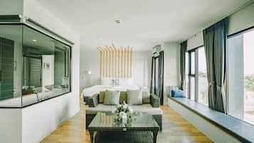 In-room safe, desk, free WiFi