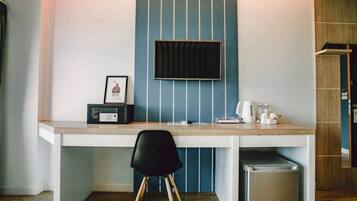 In-room safe, desk, free WiFi