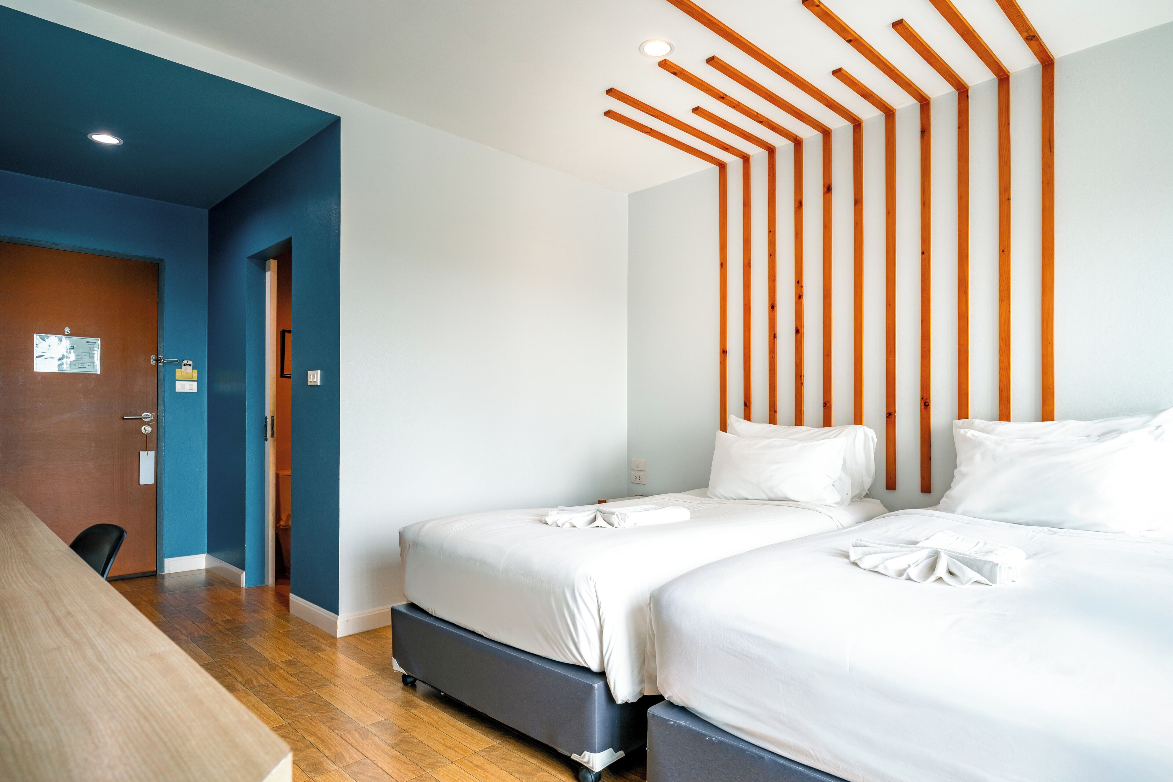 Habitació amb dos llits individuals Deluxe, balcó | Caixa forta a l'habitació, escriptori i wifi gratuïta 