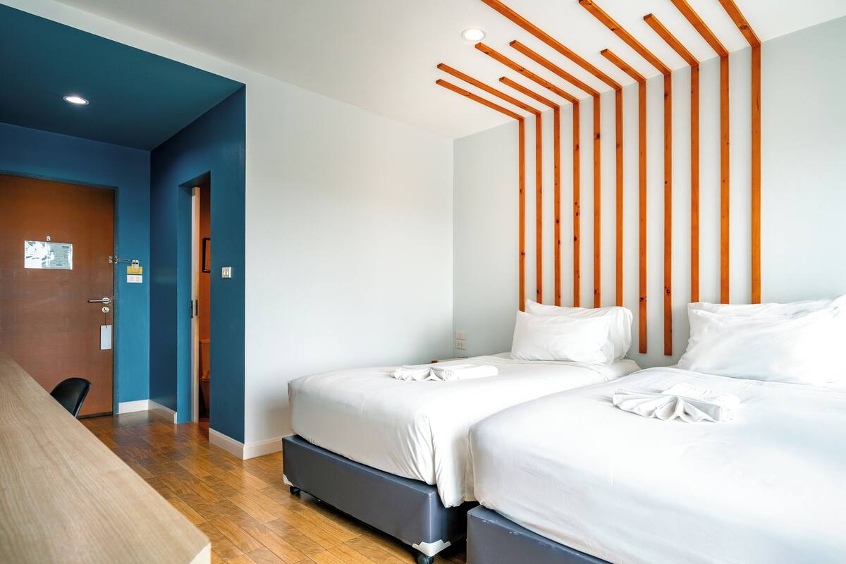 In-room safe, desk, free WiFi