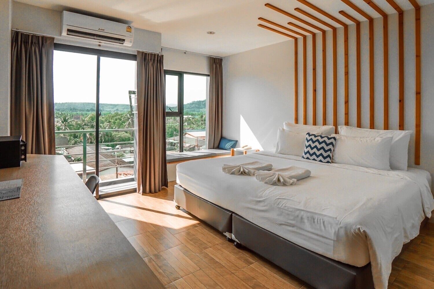 Habitació doble Deluxe, balcó | Caixa forta a l'habitació, escriptori i wifi gratuïta 