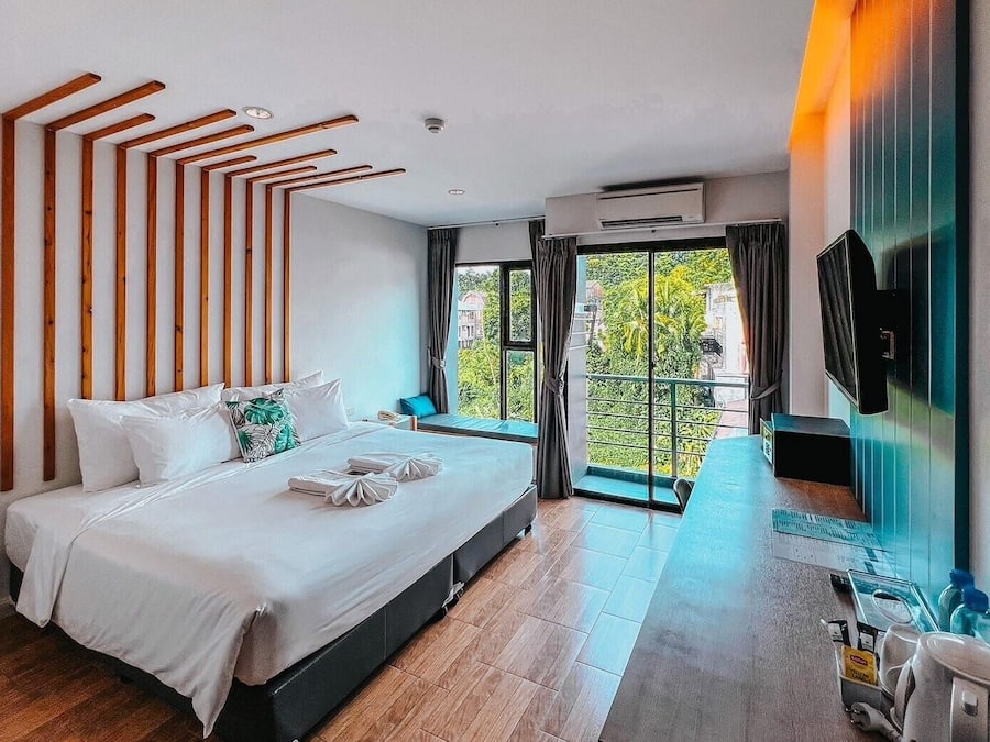 Quarto casal luxo, sacada | Cofres nos quartos, escrivaninha, Wi-Fi de cortesia, roupa de cama